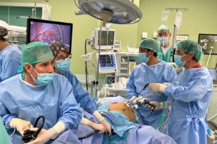 El equipo quirúrgico vela por realizar técnicas quirúrgicas que sean mínimamente invasivas para el paciente